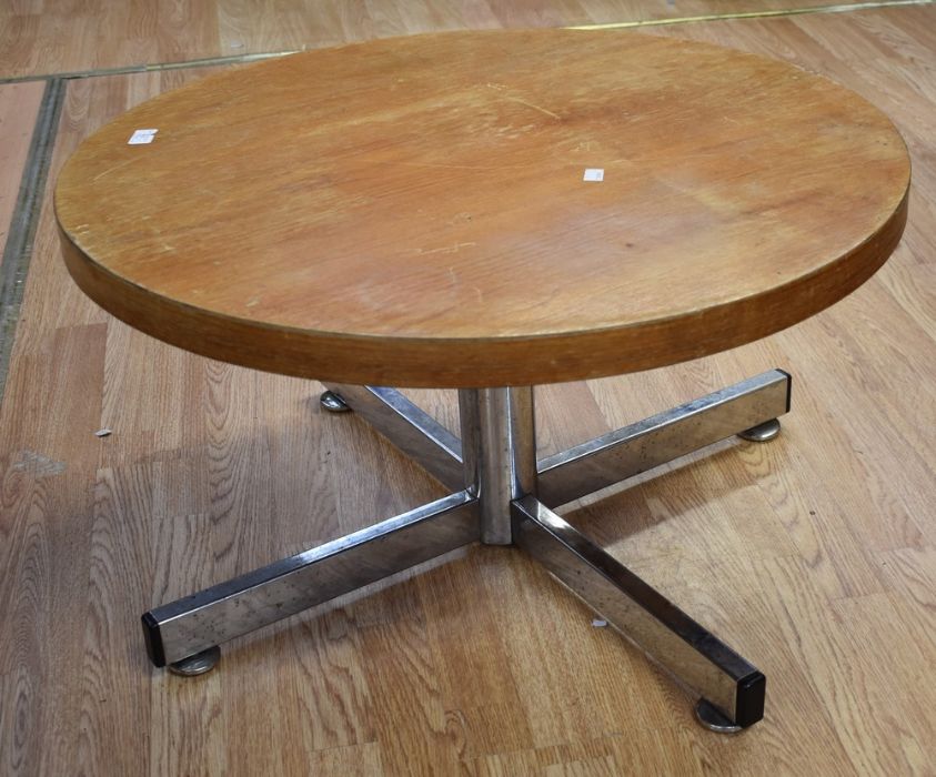 A 20th century oak circular oak coffee table on a chrome frame. - Bild 2 aus 2