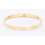 A two tone 18ct gold hinged bangle, yellow gold with white gold details, width approx 5mm,