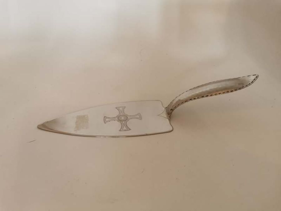 Keswick School Stainless Steel cake slice 25cm long with hammered effect handle.