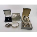 A selection of silver and white metal jewellery to include a silver hinged bangle, a Victorian agate