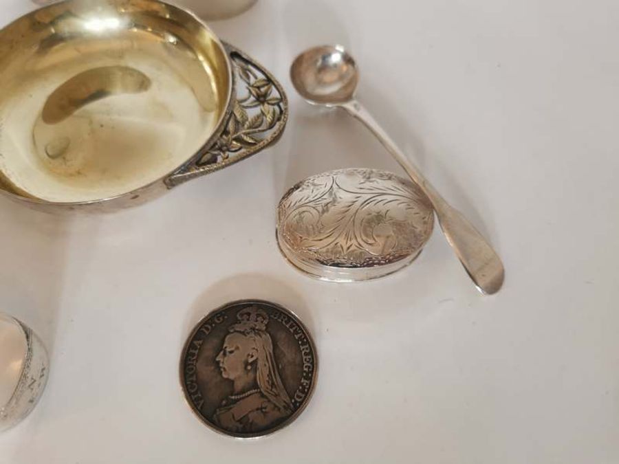 Group of Sterling silver items to include; thimble, wine taster, napkin rings, pill box, bright - Image 3 of 3