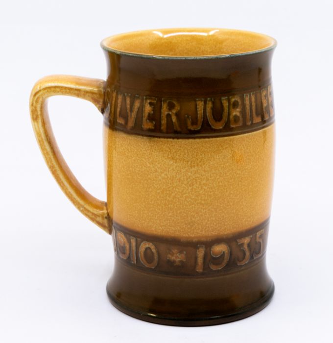 A Moorcroft commemorative mug, celebrating the silver jubilee of King George V and Queen Mary 1910- - Image 2 of 3