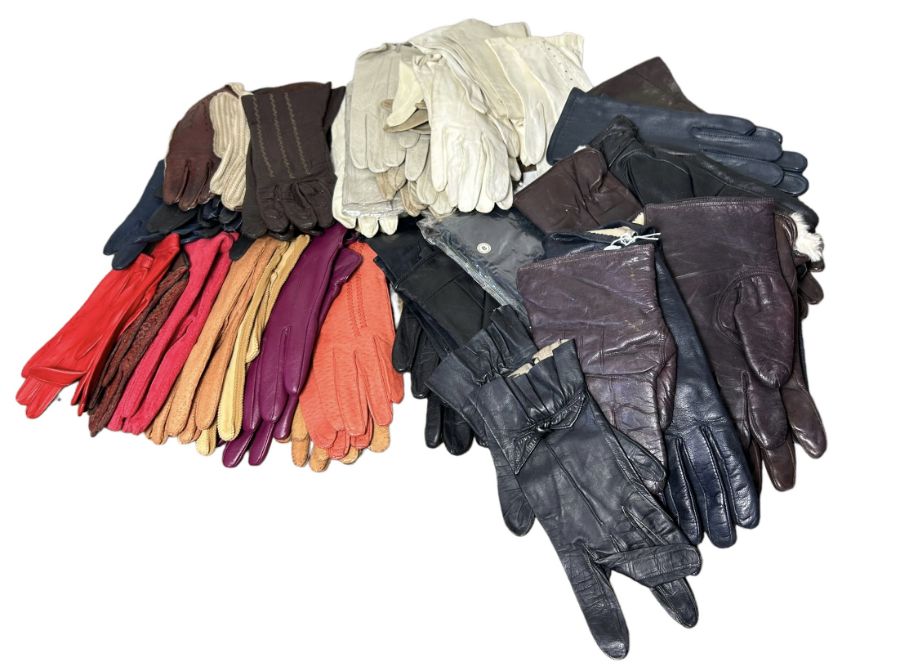 39 pairs of women's leather and kid gloves in a variety of colours and styles (qty)