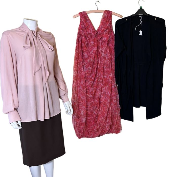 Mixed era vintage clothing to include a pink mid-century rayon dressing gown or robe, 1950s pyjamas, - Image 5 of 7