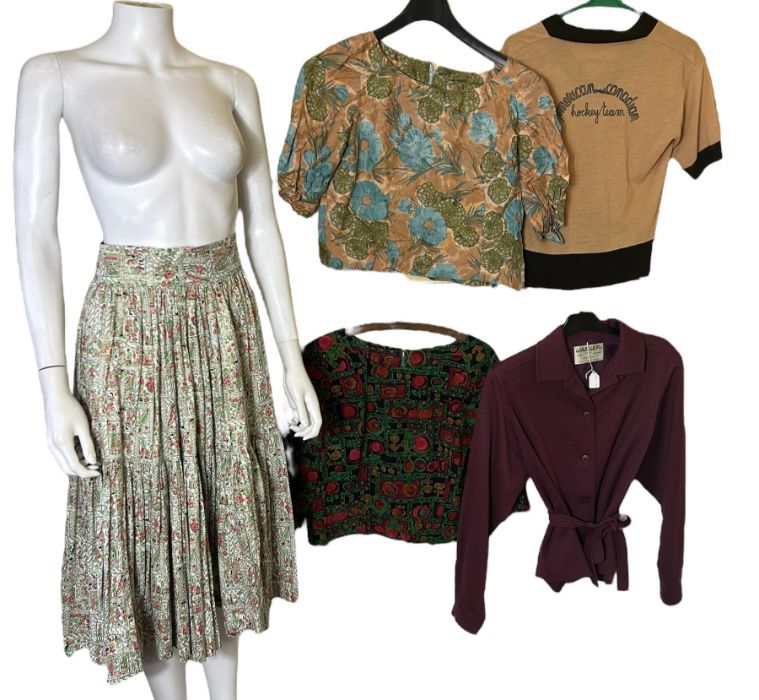 Mixed era vintage clothing to include a pink mid-century rayon dressing gown or robe, 1950s pyjamas, - Image 2 of 7