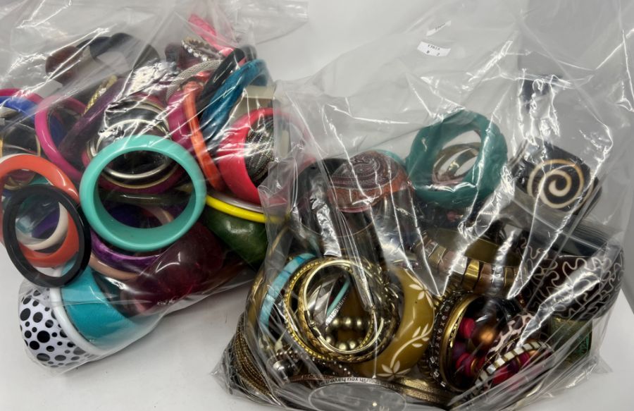 Two bags of vintage and contemporary bangles and b - Image 4 of 4