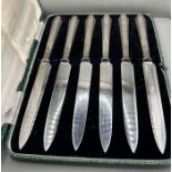 A set of sterling silver handled butter knives in a fitted case. (1)