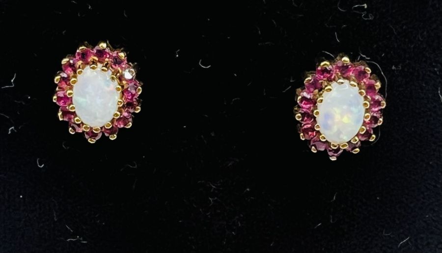 A 9ct gold Opal and ruby cluster ring with matching earrings. The opal featured in ther ring is en - Image 2 of 6