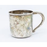 A George VI plain silver mug, hallmarked by Robert Chandler, Birmingham, 1946, approx 3.10 oz (103.1