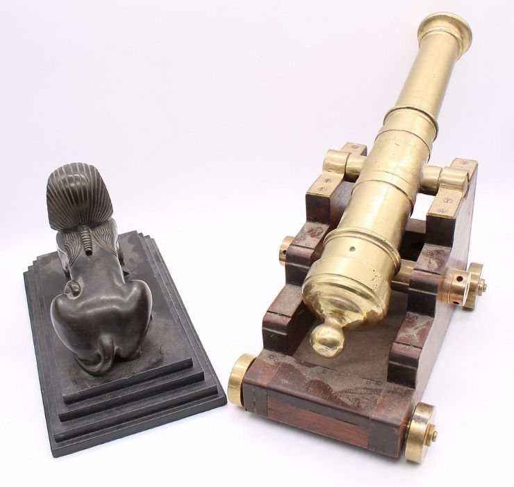 A bronze Sphinx, on marble base, with a brass desktop cannon - Bild 2 aus 2