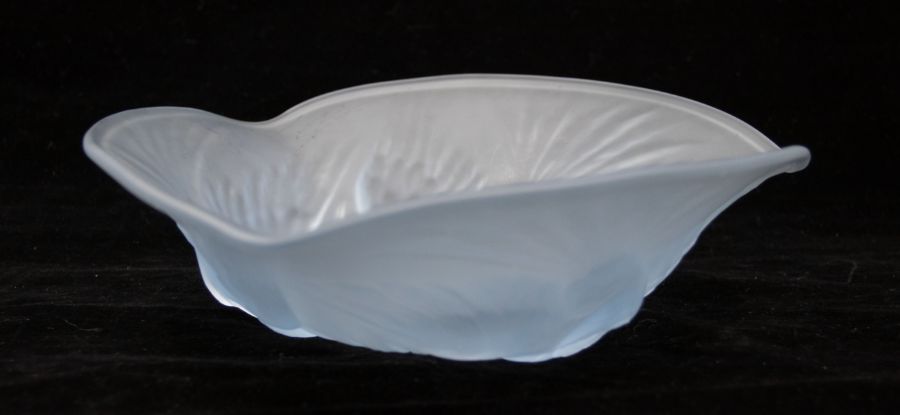 A French moulded glass bowl in the Art Deco style, decorated with birds and foliage, impressed - Image 2 of 4