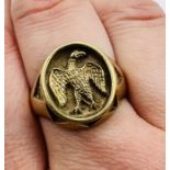 A 9ct yellow gold eagle signet ring. Approximate weight 7.1 grams. Size T.