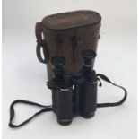 A pair of WW1 prismatic binoculars, with brown leather case. Marked ‘Prismatique Luminus’ and ‘
