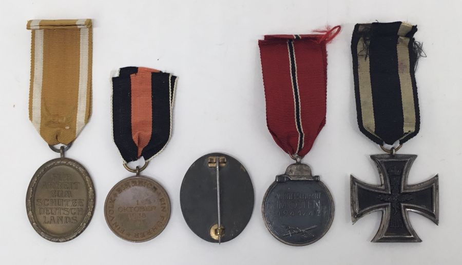 A selection of German WW1 and WW2 medals / badges. To include: a West Wall medal with ribbon, a - Image 2 of 5