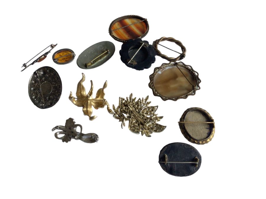 Brooch collection comprising of brooches dating from late Victorian to 1980s. there are six - Image 3 of 3