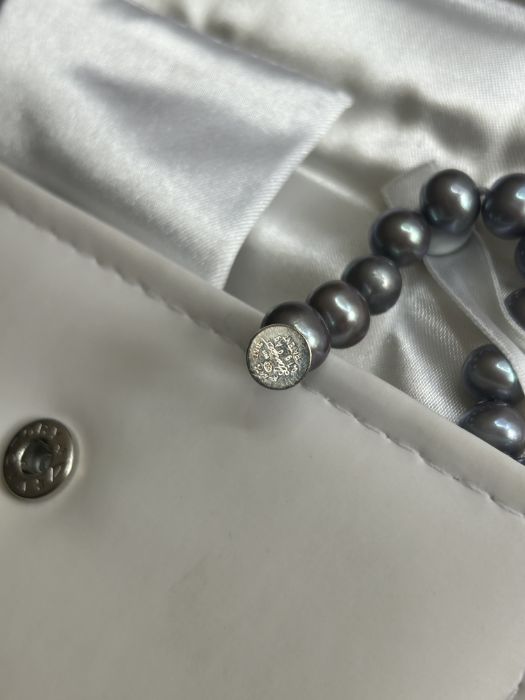 A single strand black pearl necklace in presentation box by Catherine best. The necklace has a - Image 2 of 2