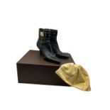 ***no reserve, December sale***** A pair of Louis Vuitton ankles boots in black leather with gold