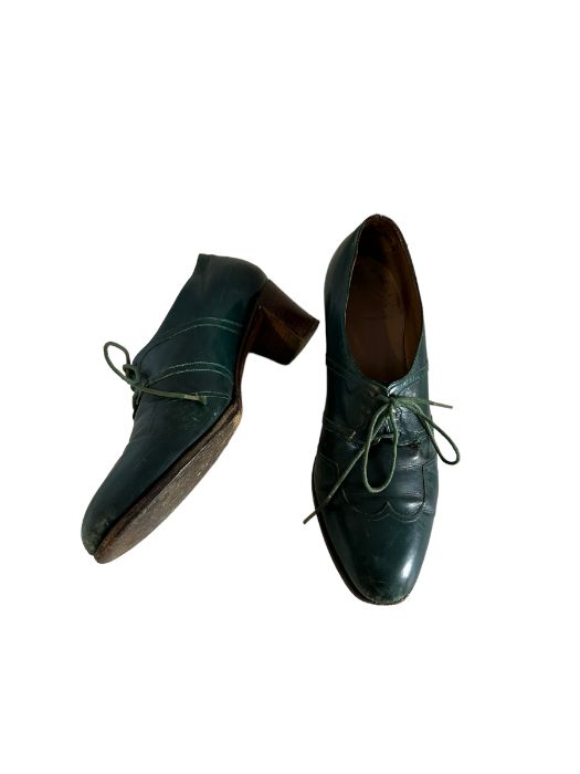 A pair of bespoke 1940s shoes in green leather by John Lobb with seamed vamp and stacked leather - Image 2 of 3