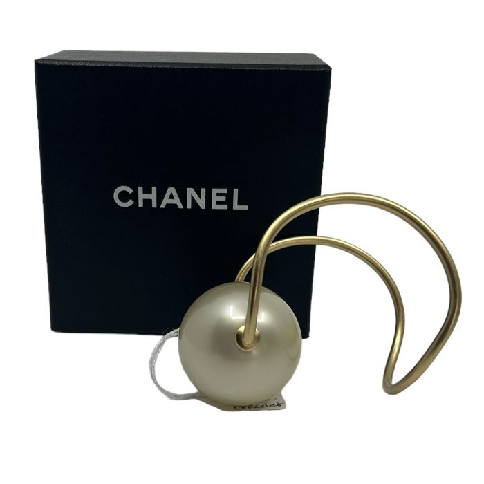 A Chanel cuff bracelet from the spring 2014 collection featuring an oversized faux pearl on a - Image 2 of 3