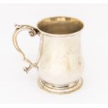 A George V plain silver baluster mug / tankard, hallmarked by Stokes & Ireland, Chester, 1930,