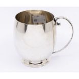 A George VI plain silver mug, hallmarked by C S Green & Co., Birmingham, 1946, 5.58 ozt (176.9
