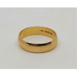 A 22ct. yellow gold band, London 1963, size UK R. (5.0g)