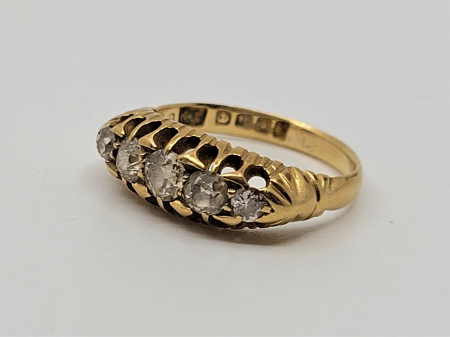 A Edwardian 18ct. yellow gold five stone diamond ring, London 1904, set five graduated old-cut