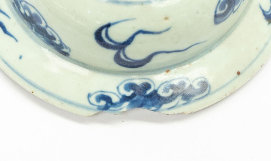 An 18th Century Chinese blue and white large baluster jar and cover, painted with two sky dragons - Image 4 of 8