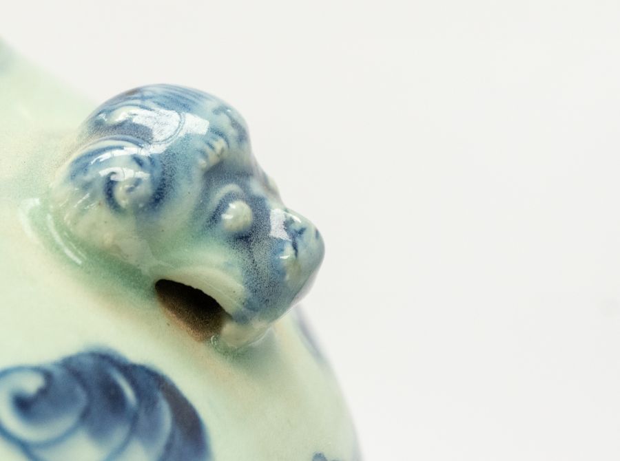 An 18th Century Chinese blue and white large baluster jar and cover, painted with two sky dragons - Image 7 of 8