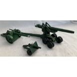Britains: A collection of three Britains Field Guns in good condition, to include 25 Pounder,