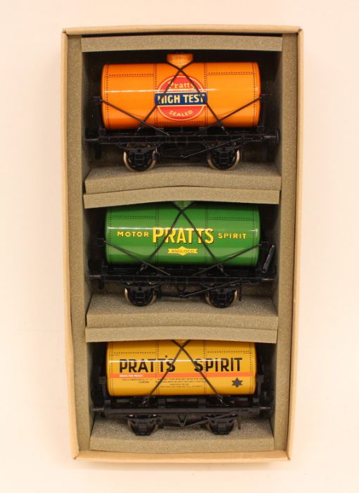 ACE Trains: A boxed ACE Trains, O Gauge, Tanker Set A 'Pratt's'. Original box with foam insert, - Image 2 of 2