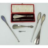 Mixed silver button hooks and shoe horns including guilloche enamel and a cased set.