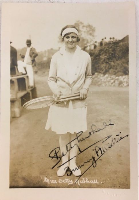 Tennis interest: Two signed postcards of English tennis players to include; Wilfred Henry "Bunny" - Image 4 of 7