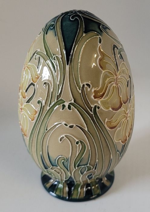 A boxed Moorcroft Spring Gifts Viola Egg  dated 2013 . 10.5cm high x 6.5cm in diameter . Condition , - Image 3 of 5