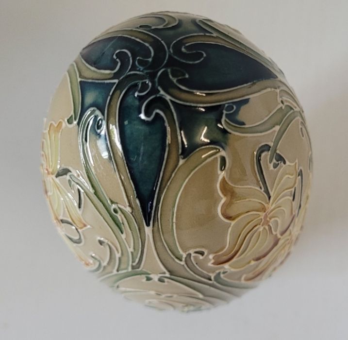 A boxed Moorcroft Spring Gifts Viola Egg  dated 2013 . 10.5cm high x 6.5cm in diameter . Condition , - Image 4 of 5