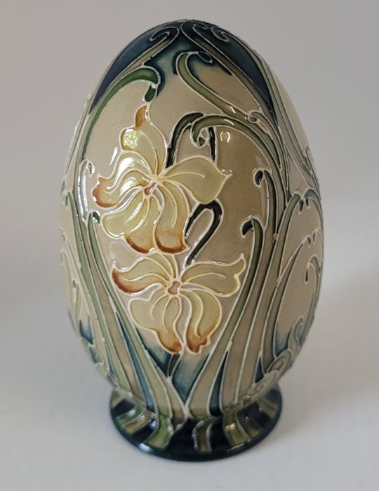 A boxed Moorcroft Spring Gifts Viola Egg  dated 2013 . 10.5cm high x 6.5cm in diameter . Condition ,