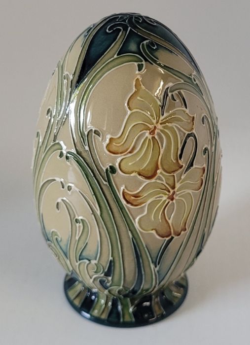 A boxed Moorcroft Spring Gifts Viola Egg  dated 2013 . 10.5cm high x 6.5cm in diameter . Condition , - Image 2 of 5
