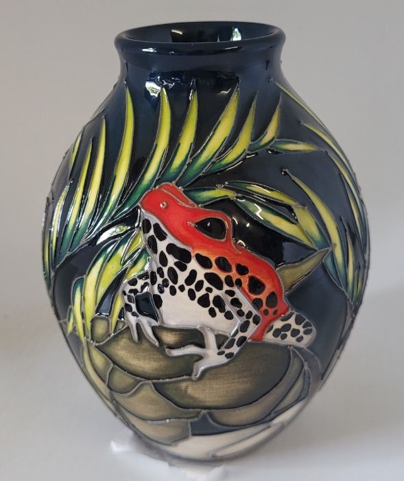A boxed trial piece Moorcroft vase, decorated in the Poison Dart Frogs pattern , decorated with 3 - Image 2 of 5