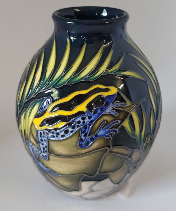 A boxed trial piece Moorcroft vase, decorated in the Poison Dart Frogs pattern , decorated with 3 - Image 3 of 5