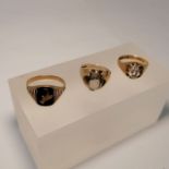 A collection of gentlemen's 9ct gold gem set rings. Featuring a onyx ring, with an eagle on, size U;
