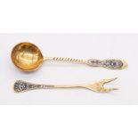 A Russian Niello gilded condiment fork and spoon set. Featuring a floral pattern to handles and