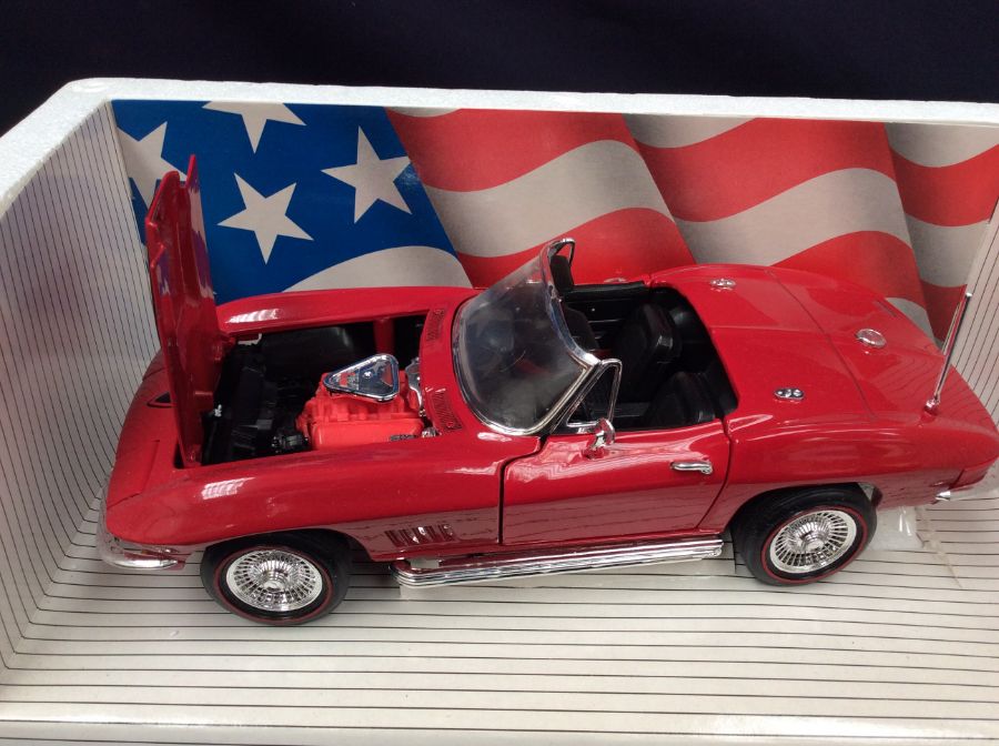 American Muscle boxed 1967 Corvette L-71 1/18" scale diecast metal. - Image 2 of 2