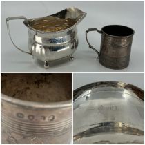 A George III silver small mug with reeded bands, scroll handle, London 1819, 6cm high and a George