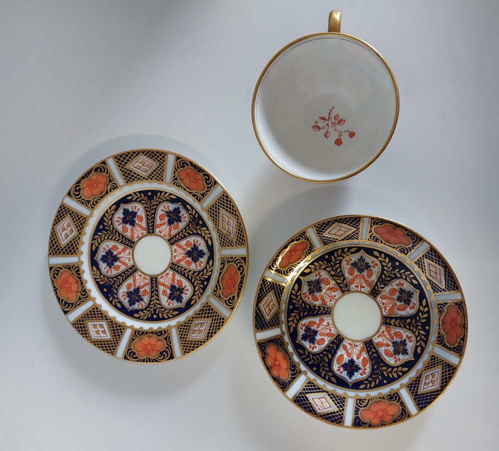 A collection of imari china to include Royal Crown Derby Imari pattern 1128 and similar, to - Image 3 of 14