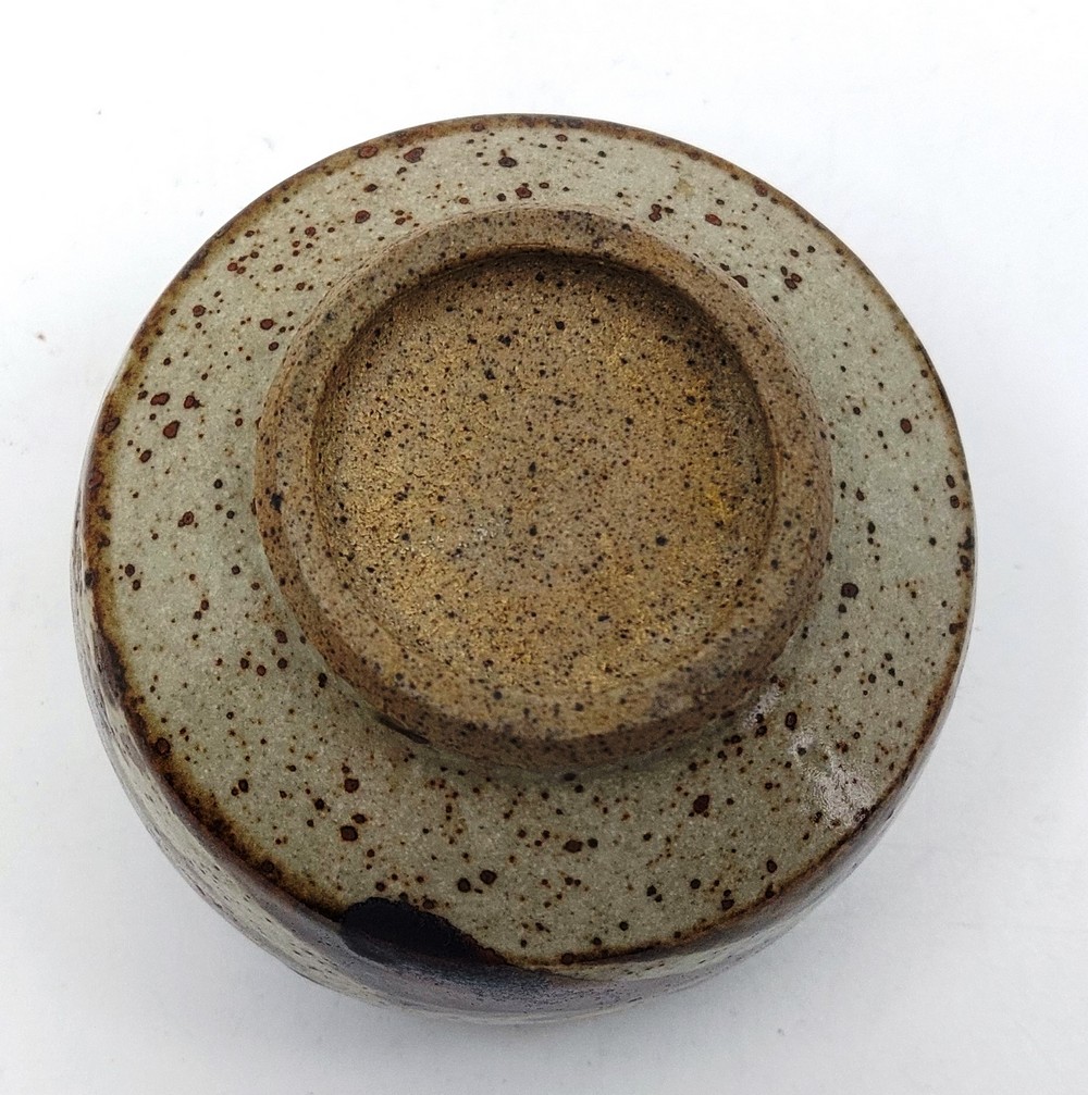 A Geoffrey Whiting (1919-1988). Stoneware tea bowl. C1980 ,with an Impressed mark, A for Avoncroft - Image 3 of 3