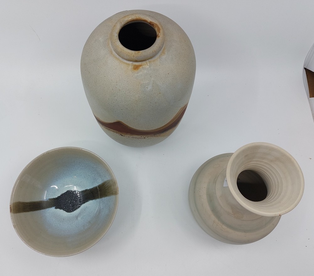 A Mixed lot of 20th C studio pottery comprising two vases and a footed bowl. (3) The 2 vases with a - Image 2 of 4