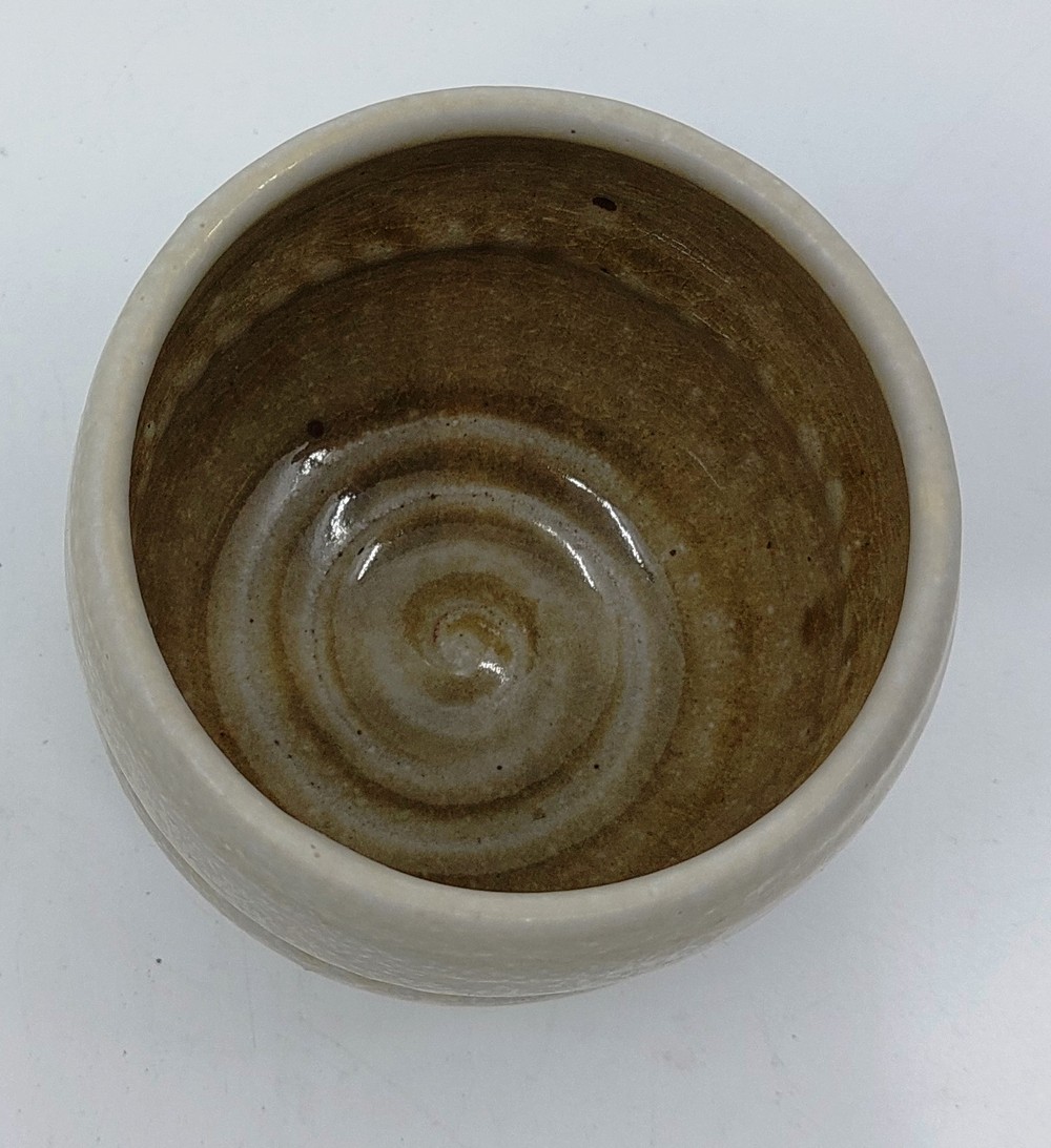 A Mike Dodd (born 1943). Stoneware small yunomi (tea cup). With an Impressed mark indistinct. stands - Image 2 of 4