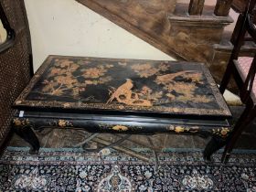 1930s black and gold lacquered Chinese style chinoiserie coffee table with decorated plinth base and