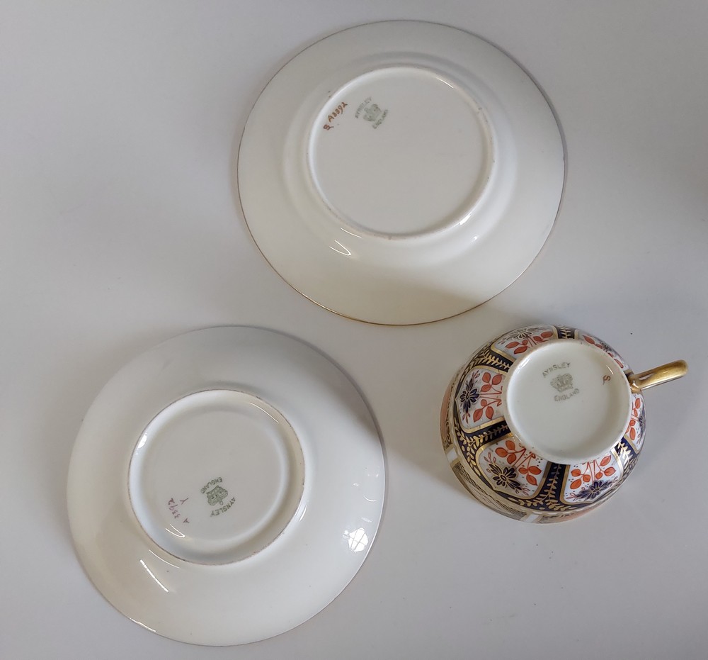 A collection of imari china to include Royal Crown Derby Imari pattern 1128 and similar, to - Image 4 of 14