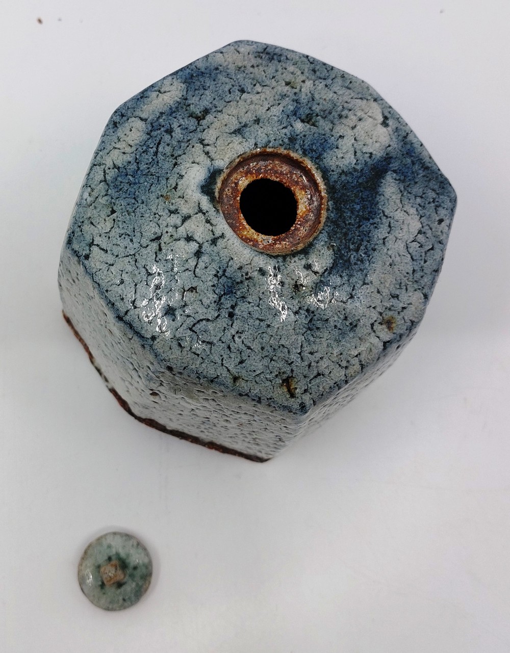 A Stoneware lidded jar. Salt-glaze maker unknown. Crackle glazed in blue, stands 12 cm tall to knop - Image 4 of 5